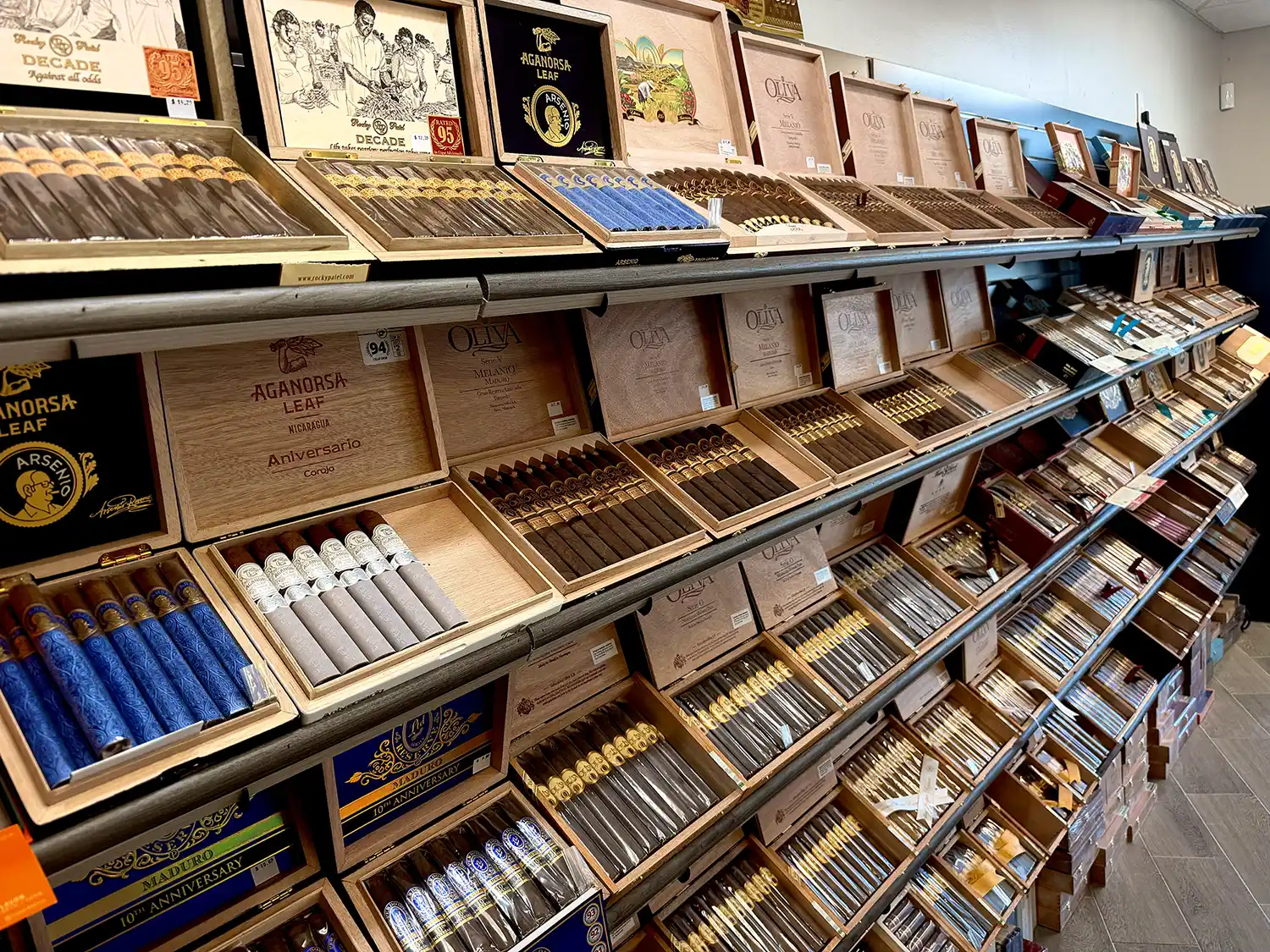 劳德代尔堡 Cigar Grail 店内