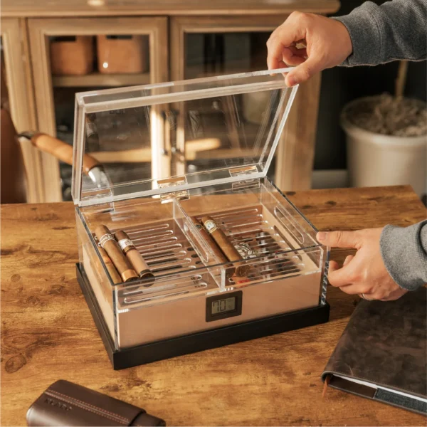 klaro-felix-pro-tupperdor-acrylic-humidor-in-use Klaro Felix Pro Tupperdor acrylic humidor
